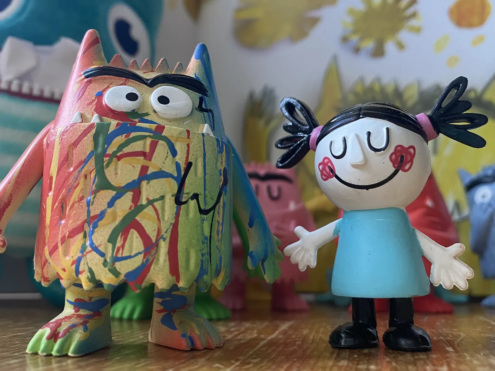 Farbenmonster-Figur und Mädchen-Figur